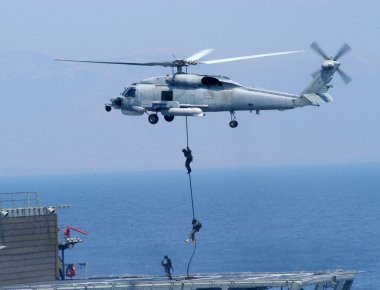Ελικόπτερο Aegean Hawk του Πολεμικού Ναυτικού μετέφερε ασθενή από φορτηγό πλοίο (βίντεο)